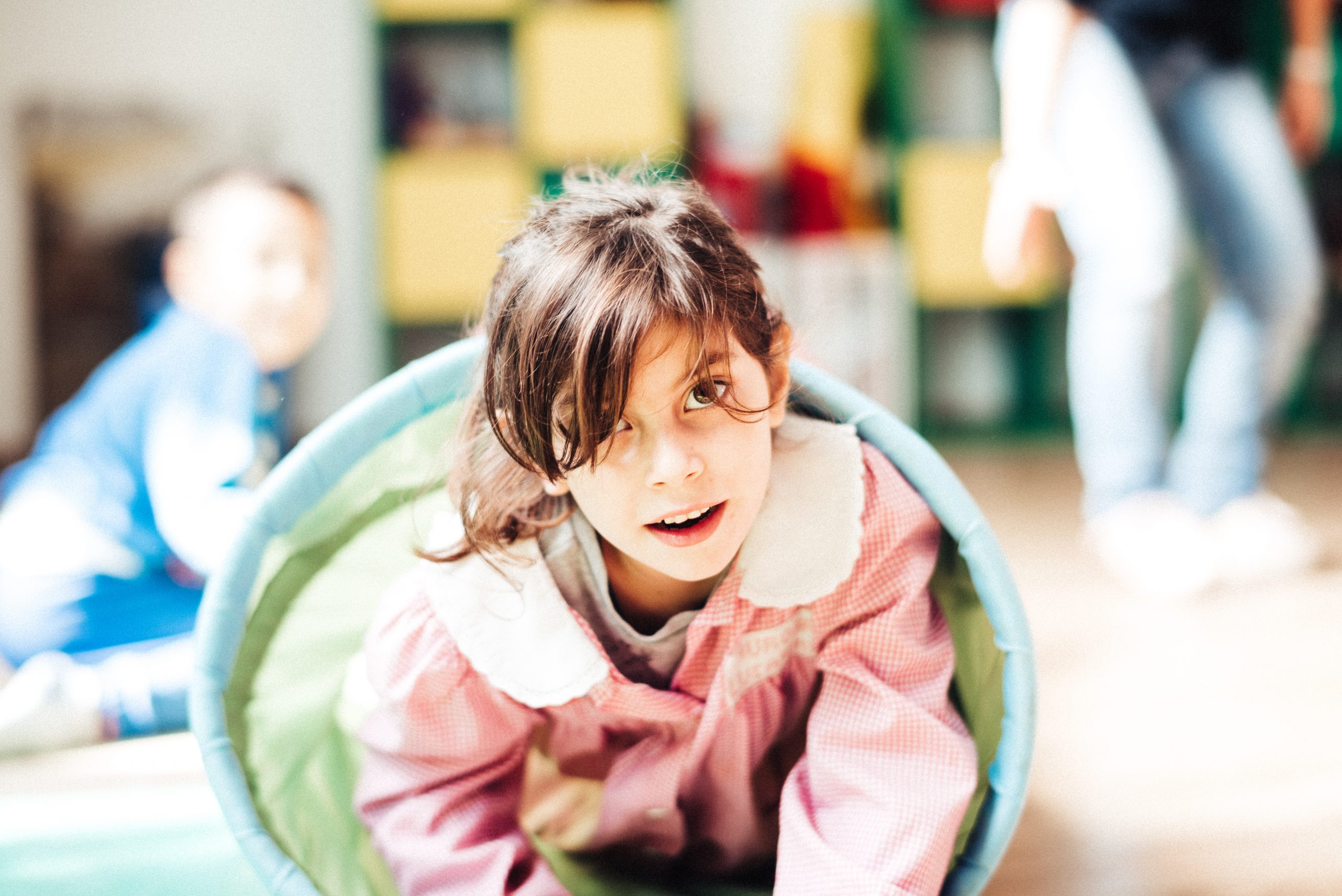 Bambini della Scuola dell'Infanzia Madonna della Villa durante un'attività di movimento